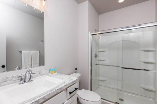 比林斯Charming 3-bedroom in vibrant new neighborhood的带淋浴、盥洗盆和卫生间的浴室