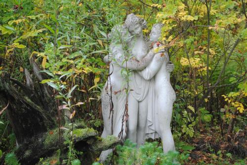 戈斯拉尔阿乐塔旅馆的两个站在花园中的女人的雕像