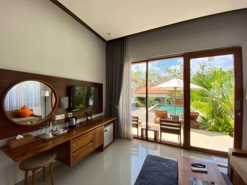 珀尼达岛Nau Nusa Villa的一间带电视和镜子的客厅
