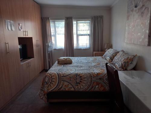 范德拜尔帕克White Rose Guest House的一间卧室配有一张床和一台电视