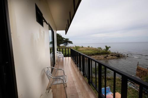 象岛Mimo Guesthouse的阳台配有椅子,享有海景