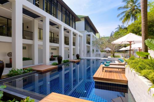 苏林海滩Outrigger Surin Beach Resort - SHA Extra Plus的度假村游泳池的图片