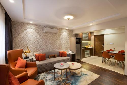 孟买苏巴宫酒店的客厅配有沙发和桌子