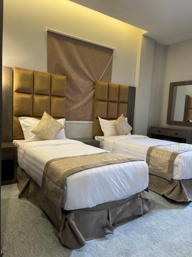 哈费尔巴廷فندق روش بلس的一间酒店客房,房间内设有两张床