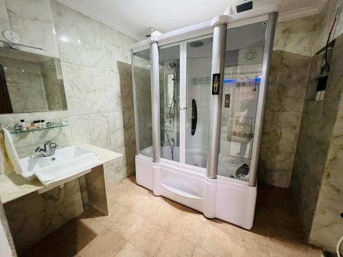 菩提伽耶菩提伽耶丽晶大酒店的带淋浴和盥洗盆的浴室