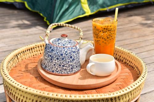 Phumĭ Pu PalLa Villa Hortensia-Mondulkiri的一个带茶壶和饮料的托盘