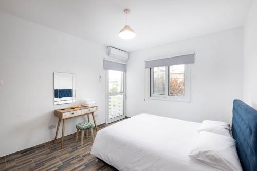 拉纳卡Happy Stay Apartment - Halefka Court的白色卧室配有床和书桌