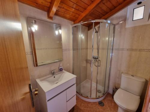 滨海保尔Harbour House的带淋浴、盥洗盆和卫生间的浴室