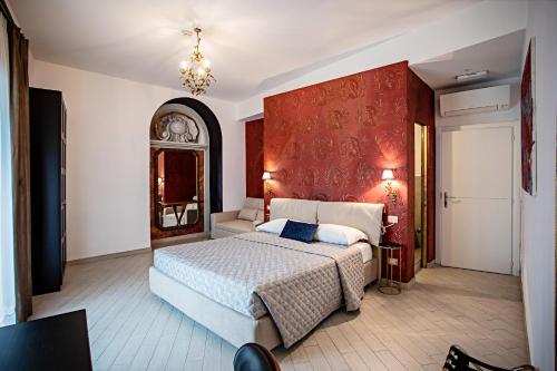 罗马LUDUS ROOMS的一间卧室设有一张床和红色的墙壁