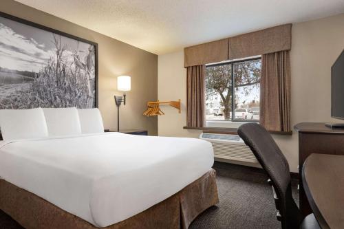 林垦速8林肯北酒店的酒店客房设有一张白色大床和一个窗户。