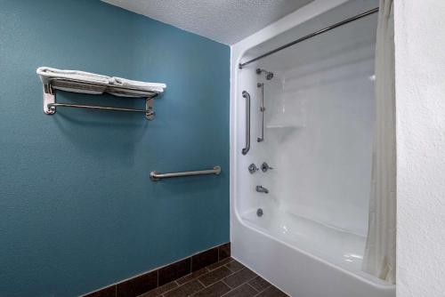 索尔兹伯里Sleep Inn - Salisbury I-85的带淋浴和白色浴缸的浴室