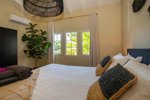 简蒂埃尔Tropicana Palm Penthouse Jan Thiel, Willemstad Curacao的卧室设有一张白色大床和一扇窗户。
