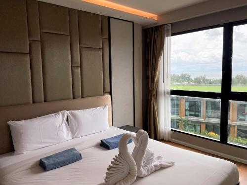 苏林海滩Panora Deluxe sea view apartment by Lofty的一间卧室配有一张带天鹅装饰的床。