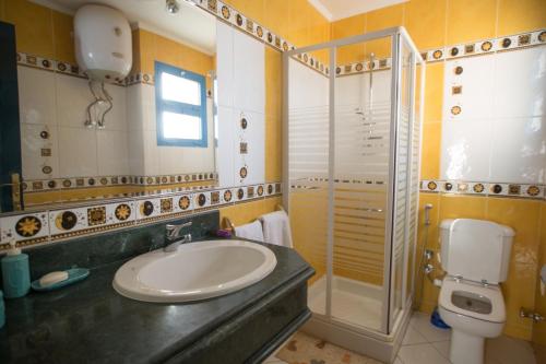 沙姆沙伊赫Ras Katy Sunset Views的一间带水槽、淋浴和卫生间的浴室