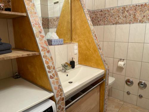 特格尔恩海姆GreenLeaf Walhalla-Apartment - Highspeed WLAN - Netflix - Südbalkon的一间带水槽和镜子的浴室