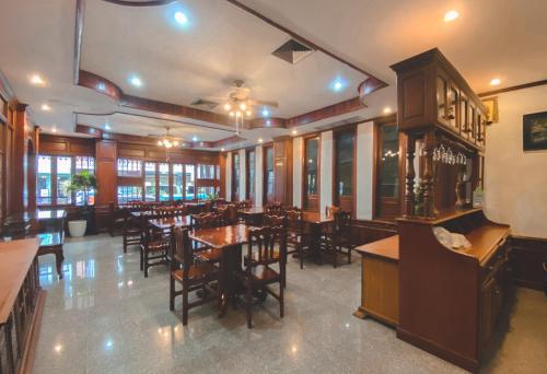 Ban NongdouangKhampiane1 Hotel的餐厅内带桌椅的用餐室