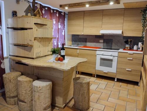 坎皮泰洛迪法萨Botton d'oro的一个带木凳和柜台的厨房