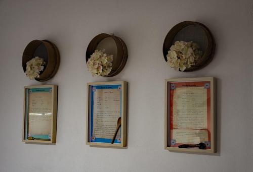 法鲁À dos Reis的墙上有四幅框框的证书和鲜花