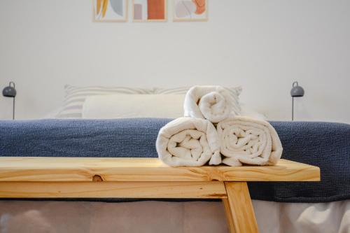 门多萨Anden Espejo的一张带毛巾的木桌床