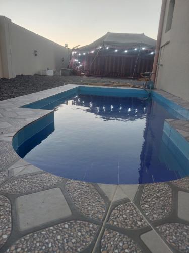 Al Rakaشاليهات رمال بديه的一座建筑物中央的游泳池