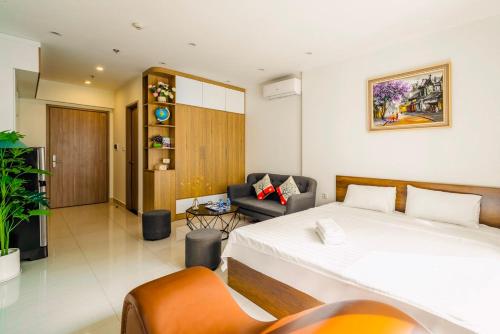 河内96Housing - Homestay Vinhomes Smart City, Tây Mỗ, Nam Từ Liêm, Hà Nội的一间卧室配有一张大床和一张沙发