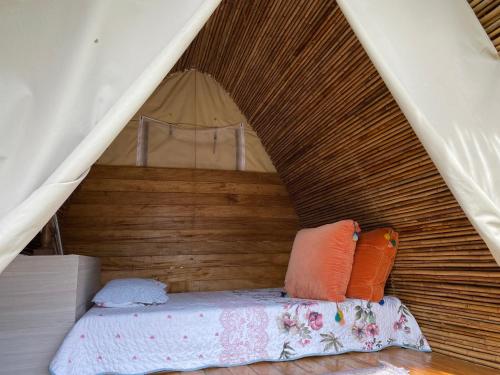 奎波斯城Esquipulas Rainforest的帐篷内的一张床位,配有枕头