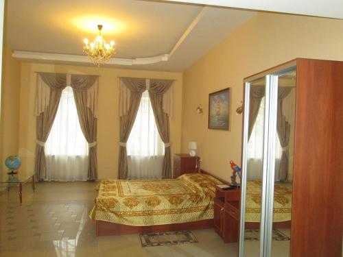 敖德萨丽瑟里尔斯基公寓的一间卧室配有两张床和吊灯。