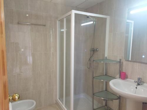 厄尔-汝姆披多Casa con Tranquilidad的带淋浴和盥洗盆的浴室