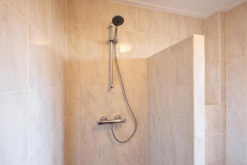 德科赫De Leeuwerik的浴室内配有淋浴和头顶淋浴