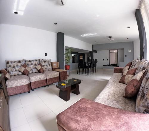 阿雷基帕Departamento amplio y bonito en Arequipa的客厅配有两张沙发和一张桌子
