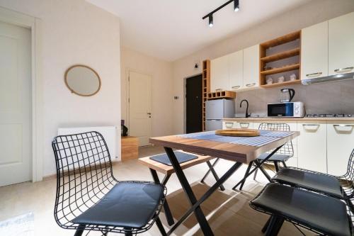 巴库里阿尼Zarku Apartments的厨房以及带桌椅的用餐室。