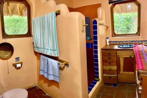 圣克鲁斯拉拉古纳Lake Front house, cozy and comfortable.的带淋浴和火车水槽的浴室
