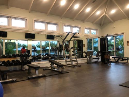 自由港市海豚湾公寓式酒店的健身房拥有许多设备和窗户