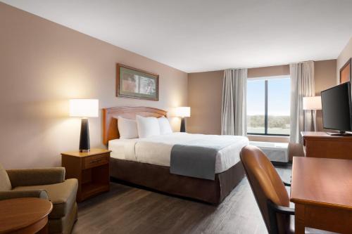 本顿维尔本通维尔温盖特温德姆酒店的酒店客房设有床和窗户。