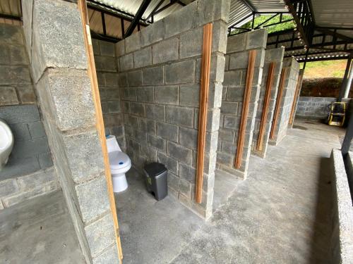 奎波斯城Esquipulas Rainforest的砖墙内带卫生间的浴室