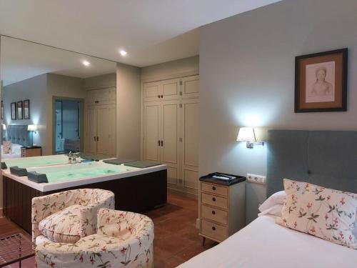 昆卡派纳精品酒店的一间带浴缸的浴室、一张床和一张床,以及一间