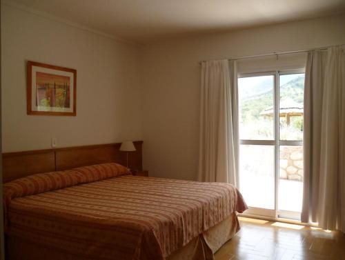 梅洛Rincon del Valle的一间卧室设有一张床和一个大窗户