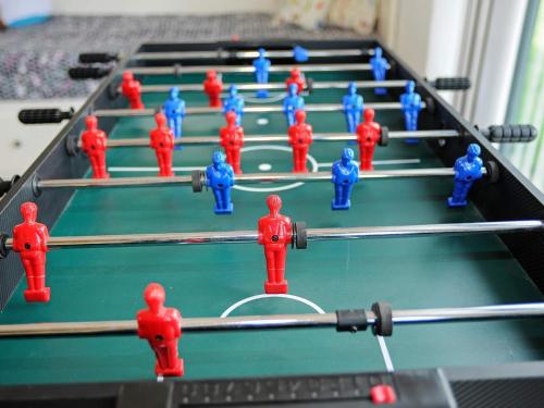 安斯艾厄8 person holiday home in Ansager的一张台球桌上一组红色和蓝色的雕像