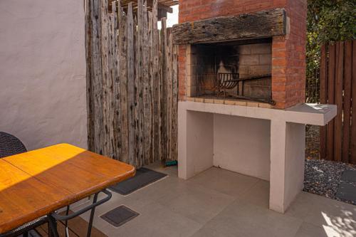 德尔迪阿布罗角Muelles del Diablo Tranquilo的木栅栏旁的带砖砌壁炉的庭院