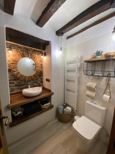 RoníCASA DONDELA的一间带水槽、卫生间和镜子的浴室