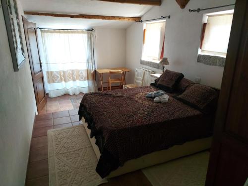 圣特奥多罗Stazzo vista mare的卧室配有床、桌子和窗户。