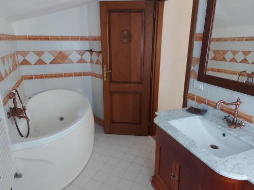 圣特奥多罗Stazzo vista mare的带浴缸、卫生间和盥洗盆的浴室