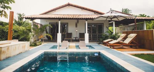 圣米格尔-杜斯米拉格里斯CASA ACAYU的一座带游泳池和房子的别墅