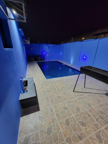 博克斯堡La-Nuel Guest Lodge的蓝色灯光的房间的游泳池