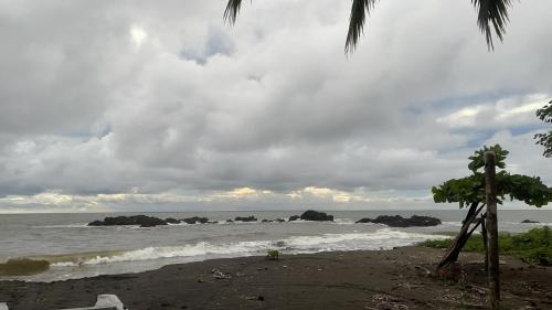 巴亚索拉诺Posadas el Nativo的阴天在海洋里拥有岩石的海滩