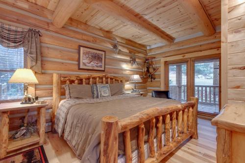 哈奇镇#3685 Brookside的小木屋内一间卧室,配有一张床