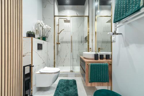 什切青Hotel Hanza Tower 5 Stars的浴室配有卫生间、盥洗盆和淋浴。