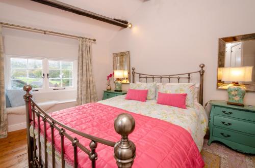查普尔斯提莱Bank View的卧室配有一张带粉红色枕头的大床