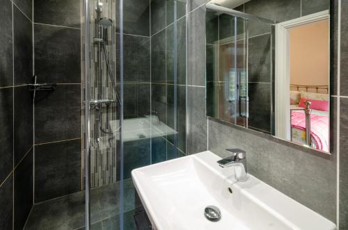 查普尔斯提莱Bank View的一间带水槽、淋浴和镜子的浴室