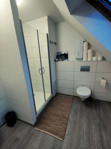 门登Dachgeschosswohnung mit Klimaanlage in bester Lage的带淋浴和卫生间的浴室